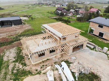 İnşaat alanındaki yeni evin havadan görüntüsü. Çatı inşaatı sürüyor.