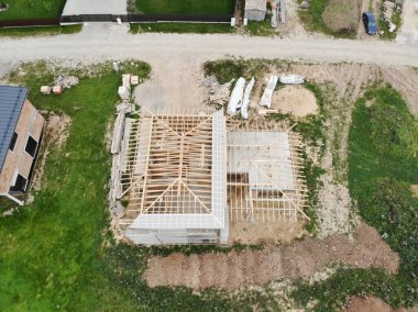 İnşaat alanındaki yeni evin havadan görüntüsü. Çatı inşaatı sürüyor.