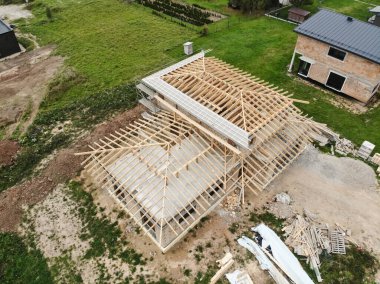 İnşaat alanındaki yeni evin havadan görüntüsü. Çatı inşaatı sürüyor.