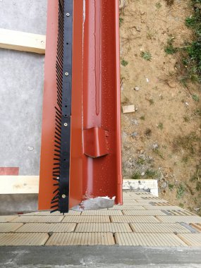 İnşaat alanındaki inşaat halindeki evin yağmur suyu tahsilatı için su borusu olan bir oluk.