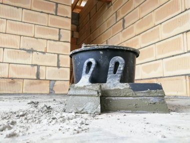 İnşaat alanındaki inşaatlar için bıçak ve çimento kovası (inşaat aletleri) bantlama