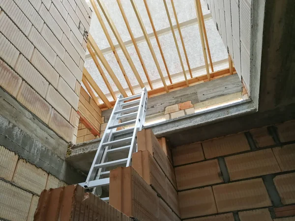 正在建造的个人住房内作为工作设备的金属梯级 — 图库照片