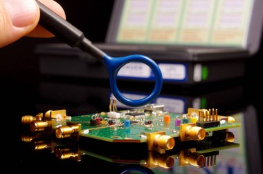 EMC sorun çözme ve ölçümleri için manyetik alan sondası taşıyan elektromanyetik uyumluluk (EMC) mühendisi