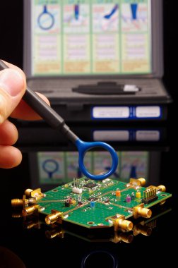 EMC sorun çözme ve ölçümleri için manyetik alan sondası taşıyan elektromanyetik uyumluluk (EMC) mühendisi