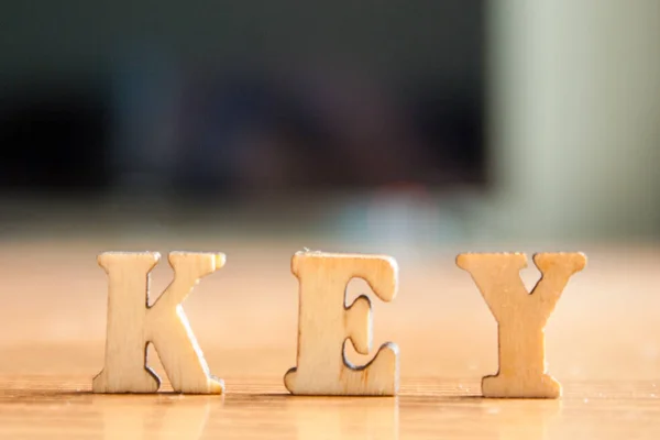 Das Wort Schlüssel Aus Holzbuchstaben Holzinschrift Auf Dem Tisch — Stockfoto