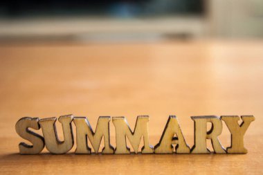 'Özet' ahşap harflerin yaptı. tablo üzerinde ahşap yazıt