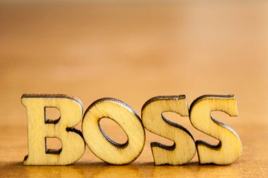 Kelime 'patron' ahşap harflerin yaptı. tablo üzerinde ahşap yazıt