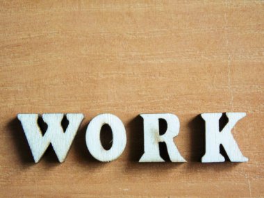 Kelime 'iş' ahşap harflerin yapılmış. ahşap yazıt