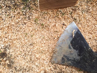 AX, odun ve yerde yatan talaş