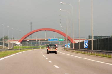 Boş yolu, kırmızı köprü ve araba. 26 Mayıs, 2018 - A4 otoyolu, Polonya.