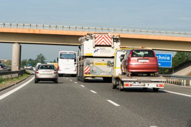 Karayolu trafik büyük. Araçlar tarafından işgal iki yol şeritli bir yol. 26 Mayıs, 2018 - A4 otoyolu.