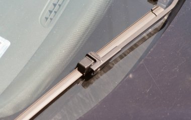 Arabanın ön cam sileceklerini kapat.