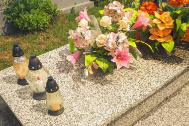 Mumlar ve Polonya Katolik Mezarlığı çiçek