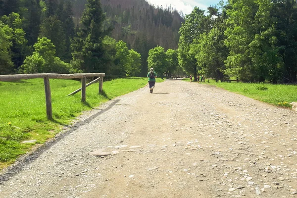 Turist Koscielisko Vadisi, Polonya doğru yolda yürüyüş