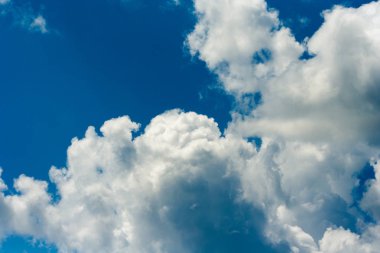 yaz günü mavi gökyüzünde üzerinde şaşırtıcı beyaz bulutlar. İyi güneşli hava