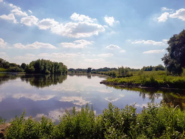 Schoon Water Rivier Water Spiegel Reflecteert Witte Wolken Een Prachtig — Stockfoto