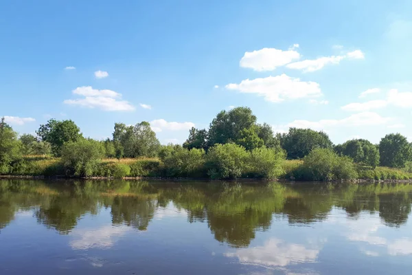 Agua Limpia Río Espejo Agua Refleja Nubes Blancas Una Hermosa —  Fotos de Stock