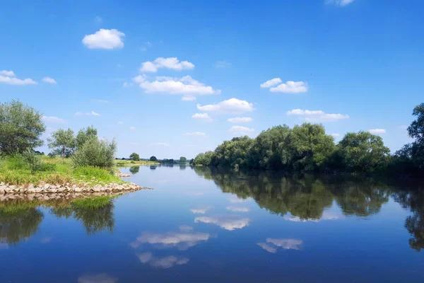 Καθαρό Νερό Στο Ποτάμι Καθρέφτης Του Νερού Αντανακλά Άσπρα Σύννεφα — Φωτογραφία Αρχείου