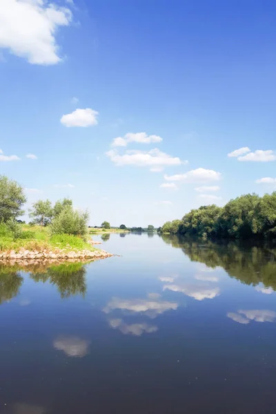 河里有干净的水 水镜反射白云 阳光明媚的日子里的美丽景色 — 图库照片