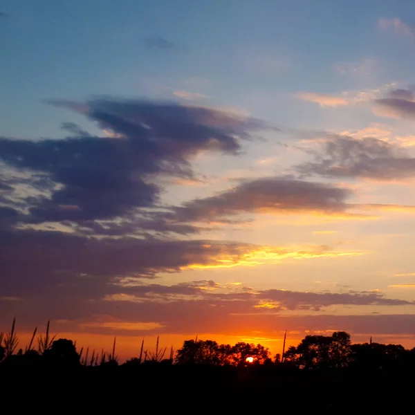 Natuurlijke Zonsondergang Zonsopgang Boven Veld Weide Heldere Dramatische Hemel Donkere — Stockfoto