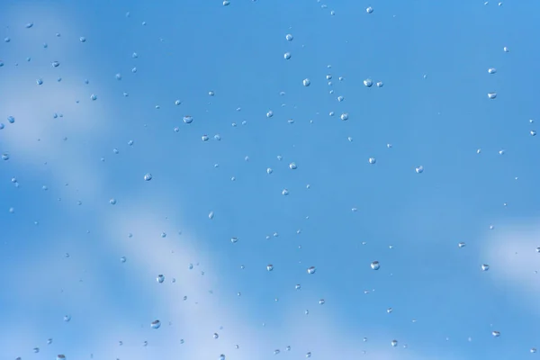 Gotas Agua Vidrio Cielo Azul Fondo —  Fotos de Stock