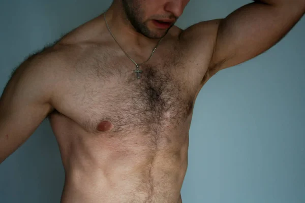 Homem Musculado Apresenta Seus Músculos Atlético Mostra Peito Estômago — Fotografia de Stock