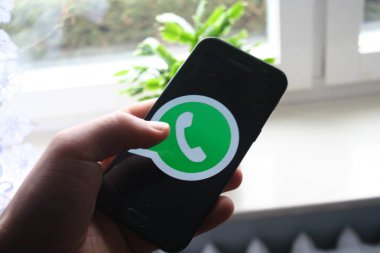 Rzeszow, Polonya - 25/10/2018 - Whatsapp logo app Samsung telefon ekranında