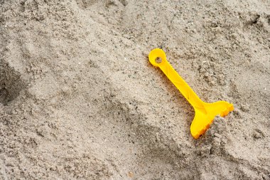 Parlak plastik çocukların oyuncakları kum. Çocuklar için plaj rekreasyon kavramı