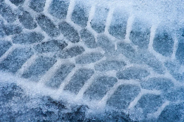 雪の中でクローズ アップ車タイヤ トラック — ストック写真