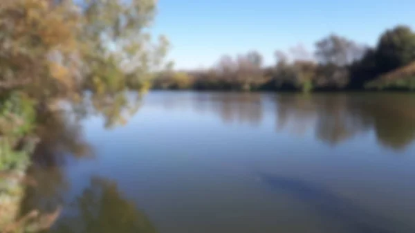 Verschwommener Fluss Einem Sonnigen Tag Defokussierte Natur Und Wasserhintergrund — Stockfoto