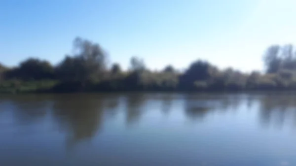 Размытая Река Солнечный День Расслабленная Природа Водный Фон — стоковое фото