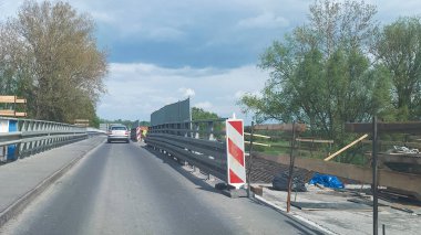  Yol işleri. Otoyolda yenileme. Şantiyede yol makineleri. İşaretler ve sinyalleme.
