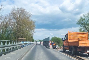  Yol işleri. Otoyolda yenileme. Şantiyede yol makineleri. İşaretler ve sinyalleme.
