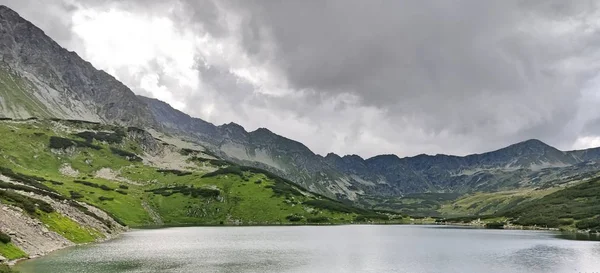 塔特拉山脉扎科帕内波兰五个池塘的山谷 — 图库照片