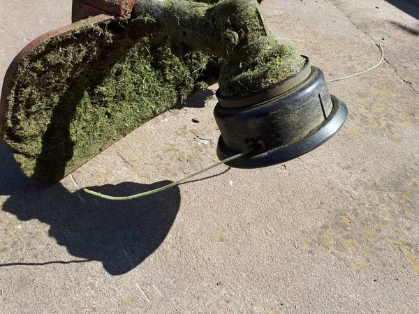 beton arka plan üzerinde yakın plan biçme makinesi kafası