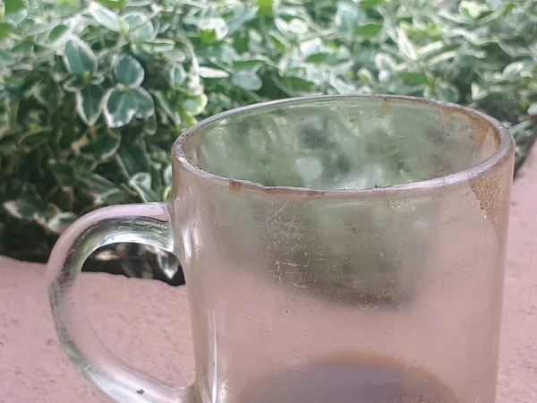 庭のコーヒーの汚れたグラス — ストック写真