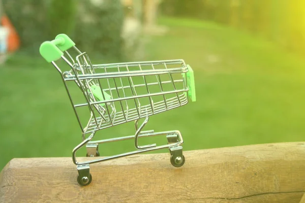 Mini Shoppingvagn Ett Bord Som Lyser Solen Symboliserar Marknadsföring Och — Stockfoto
