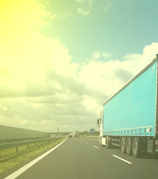 Ciężarówki Przewożące Ładunki Autostrad Koncepcja Transportu Ciężkiego Międzynarodowego Kurierskiego — Zdjęcie stockowe