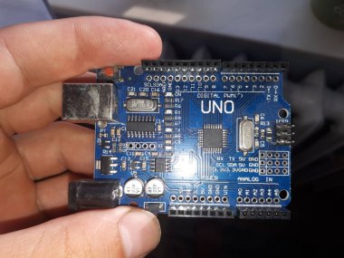 Mavi Arduino Uno yönetim kurulu elektronik cihazları Temmuz 2019 'da Polonya' nın Krakow kentinde mikro denetleyiciyi programlamak için hazır..