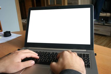 Çalışma alanı arka plan yeni proje üzerinde dizüstü bilgisayar ile boş kopya alanı perde reklam metin iletinizi Laptop için tablo boş ekran ile