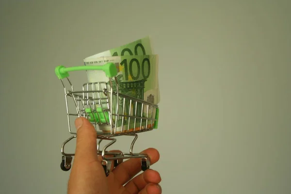 Een Minidummy Winkelwagentje Mensenhand Met Papieren Eurobankbiljetten Als Concept Voor — Stockfoto