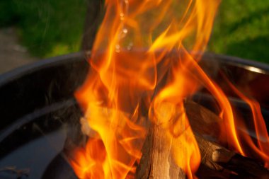 Sıcak alevi yakın. Şöminenin siyah arka planında alev dilleri