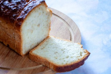 Mutfak tahtasındaki kepekli ekmek dilimleri.. 