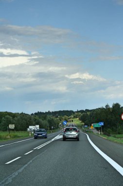  Polonya 'da hareket halindeki arabalı bir yol, 04 / 08 / 2019 - Polonya.