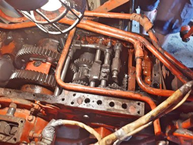 Eski bir traktörle şanzımanın tamiri. Aktarım ve iletim kipleri.