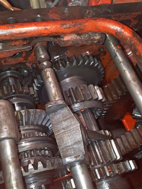 Eski bir traktörle şanzımanın tamiri. Aktarım ve iletim kipleri.