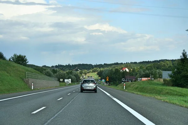 Droga Polsce Poruszającymi Się Samochodami 2019 Polska — Zdjęcie stockowe