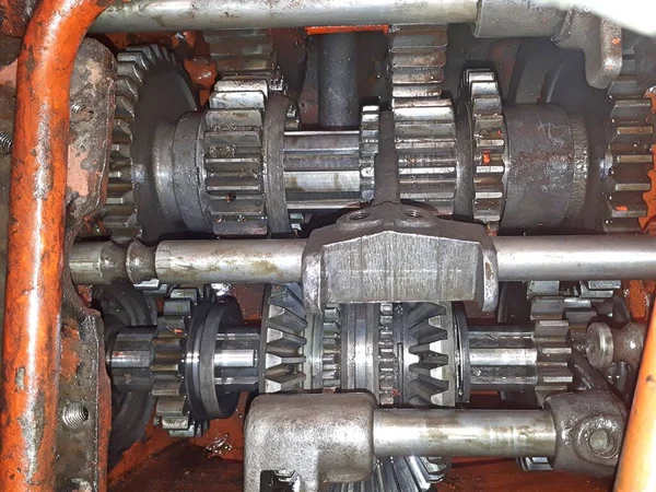 Repair of the gearbox in an old tractor. Transmission and transmission modes.