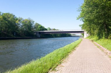 Almanya 'da mavnadaki kanalın yanındaki patika.