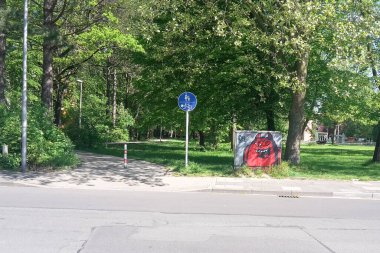 Minden, Almanya - 5 Mayıs 2016: Kızıl Şeytanı betimleyen sokak grafiti.